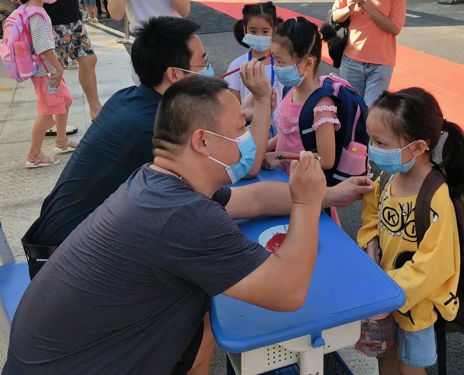 太暖心!新学期教室里这块特殊的黑板,羡慕了多少人