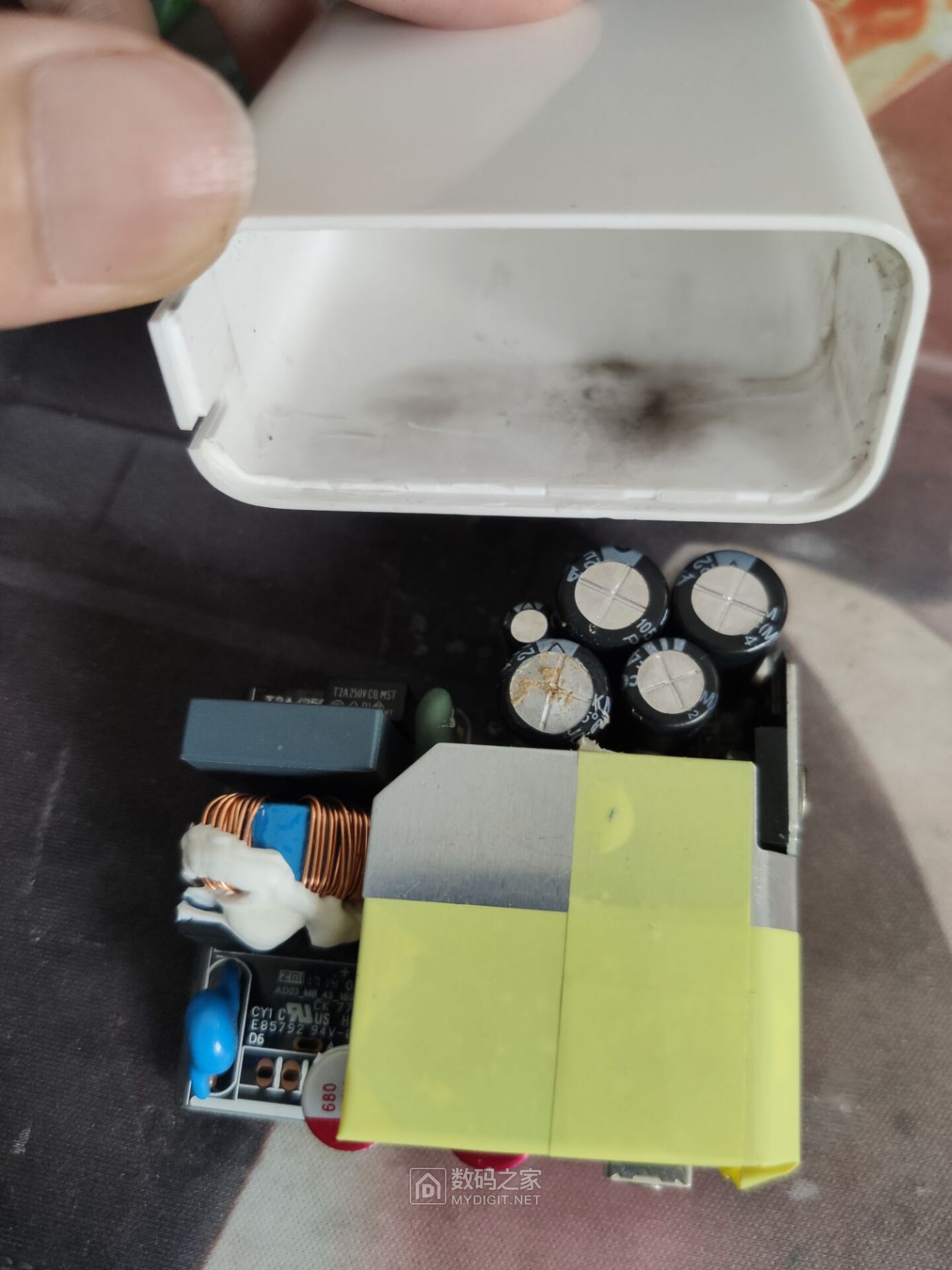 小米22.5瓦充电器拆解,小米120瓦充电器如何拆开维修