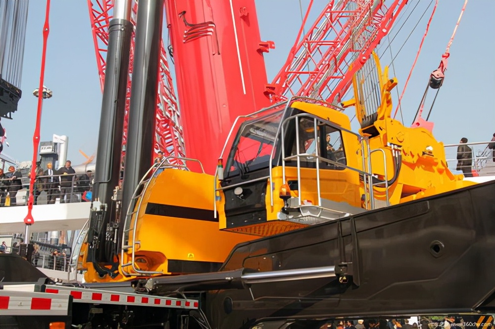 中国工程机械行业崛起,中国最大履带起重机是多少吨