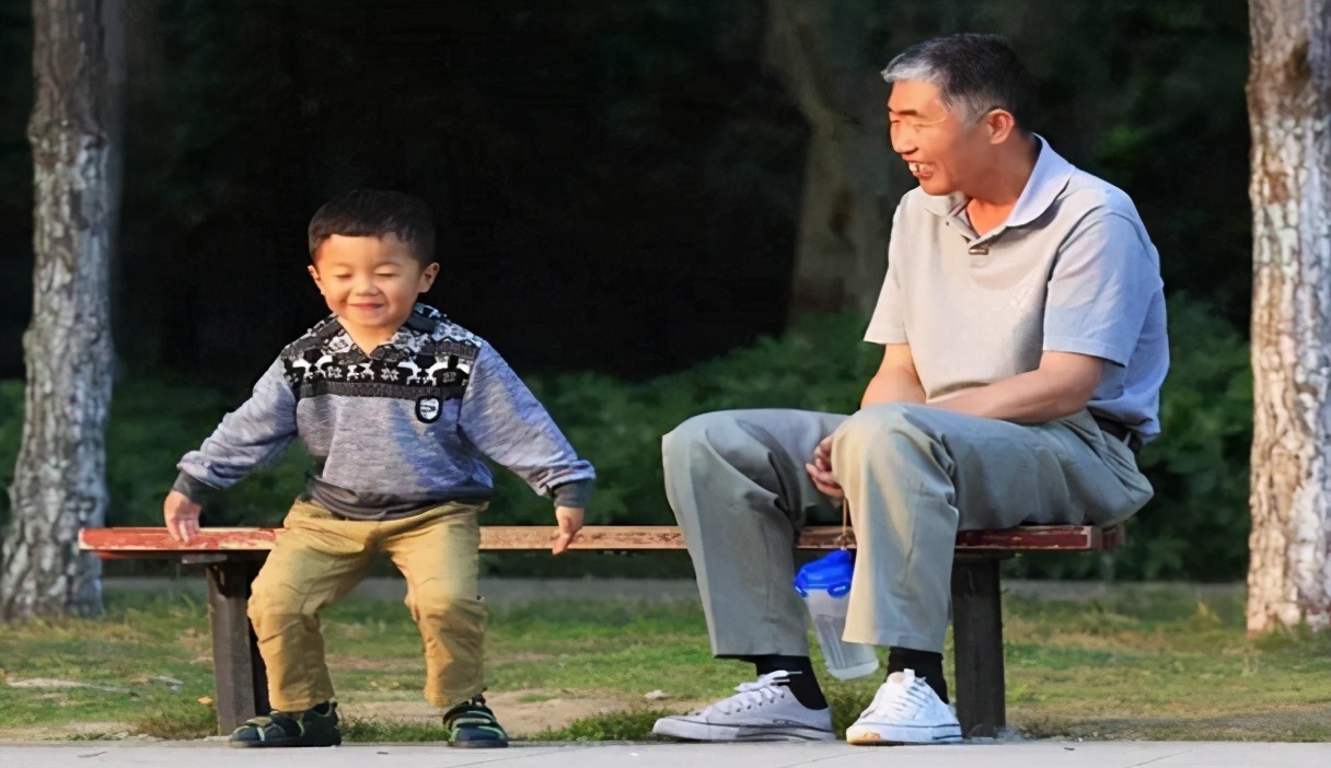 老人对待孙子和外孙子的区别在哪,老人对外孙和孙子一样吗