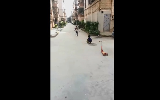 孩子爱踢球怎么鼓励他,孩子热爱运动