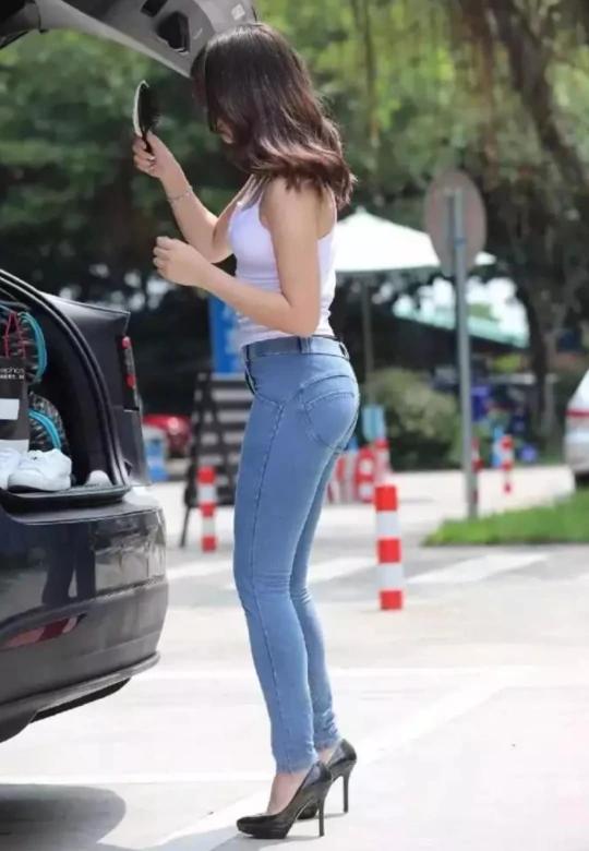 牛仔裤穿出少女感,如何穿出成熟妩媚的牛仔裤