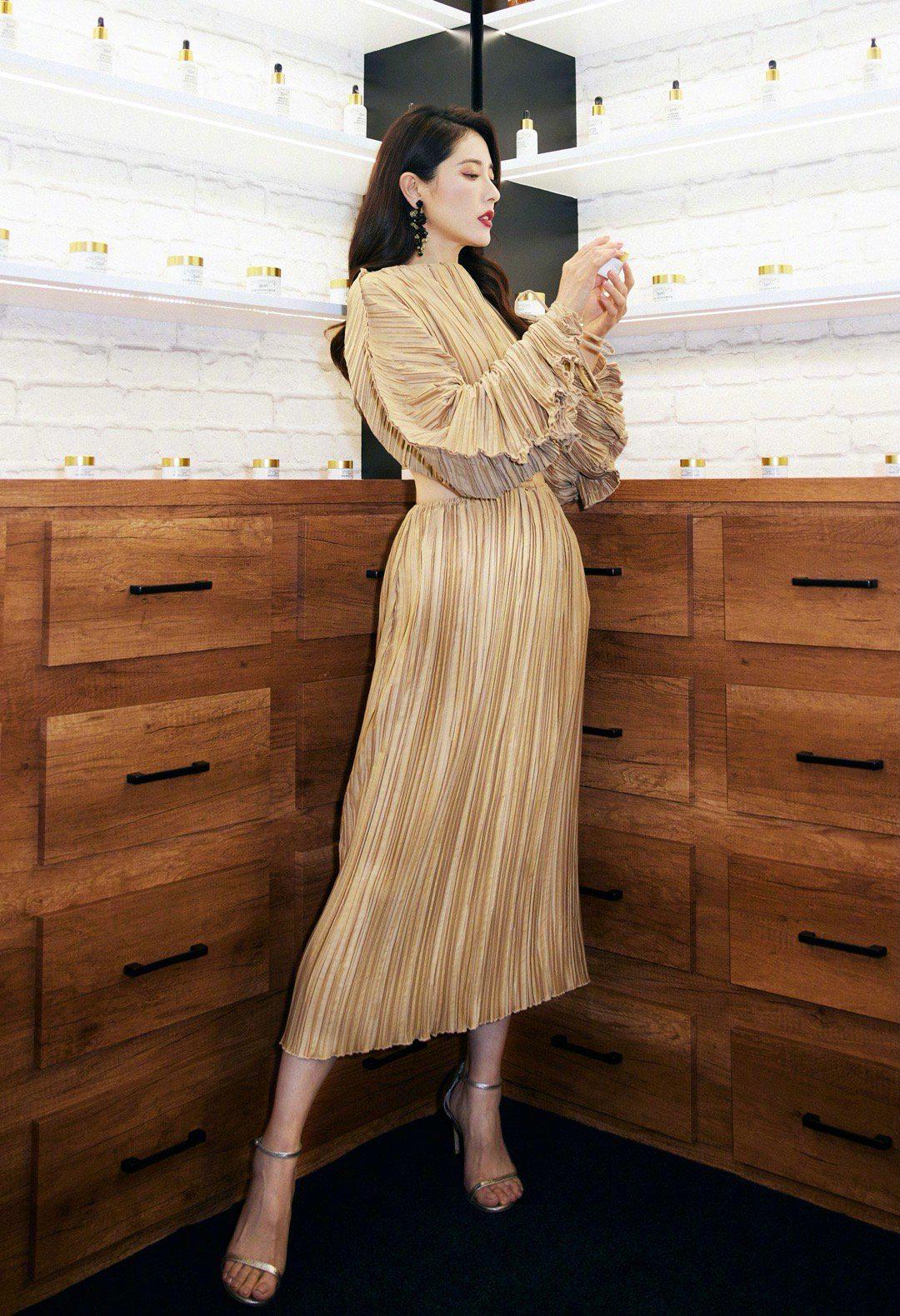 46岁曾黎曼妙身姿,曾黎一字肩鱼尾裙