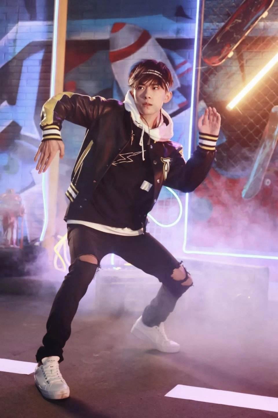 易烊千玺一个人的精彩视频,易烊千玺一个人综艺节目