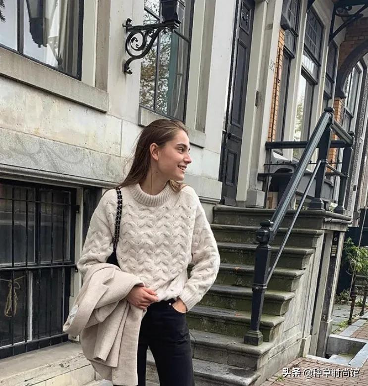 厚毛衣流行这样穿这也太洋气了,现在的毛衣都是短款高个要怎么穿