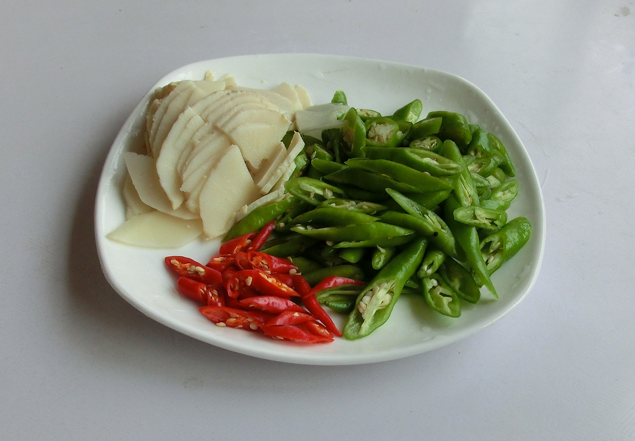 炒腊肉不要直接下锅,炒腊肉时不能洗净直接炒