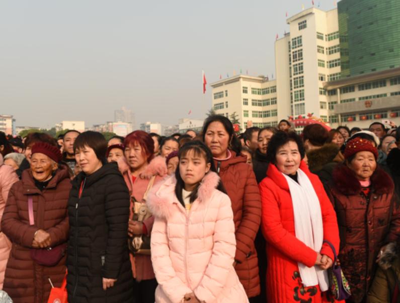 广元市老城小西街嘉陵广场,看看广场有多热闹