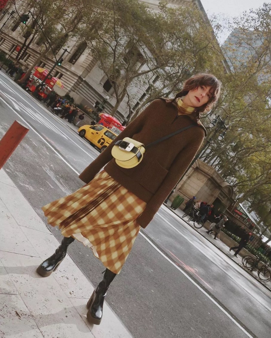 百褶裙今年流行百搭显瘦收腰冬款,版型好的百褶裙配卫衣