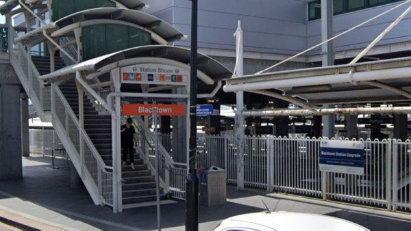 澳洲少女抽烟进火车站被拦后，朝工作人员吐口水并自称新冠患者