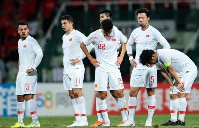 24小时惨遭3次暴击！中国足球*毛老**病依旧没改，但2人可昂首离开