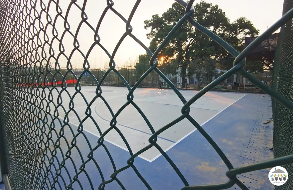 临平体育馆改扩建有篮球场吗,体育公园篮球场施工