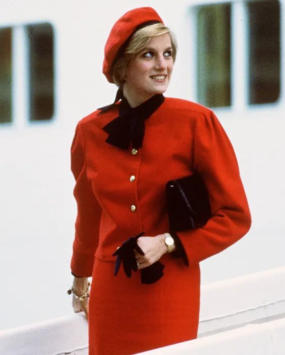 戴妃经典款戒指,戴妃蓝宝石珠宝