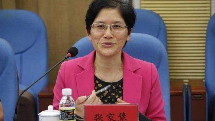 张家慧的罪恶不仅仅是受贿金额巨大,更重要的是破坏了司法环境。