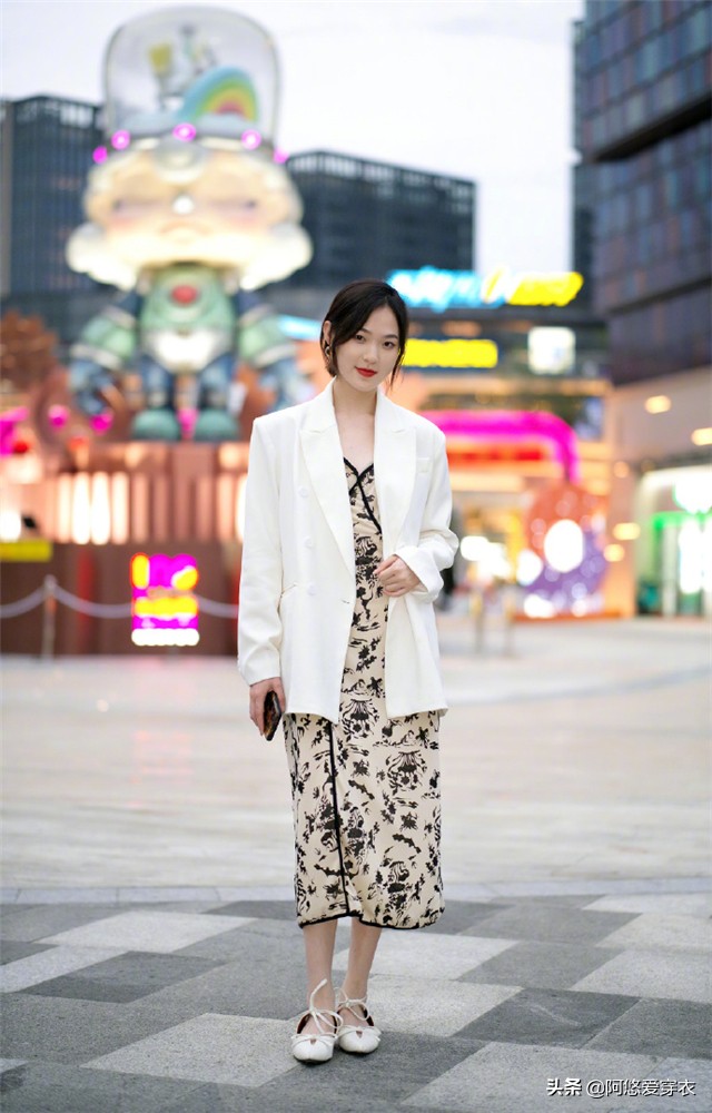 今年流行半身长短款裙,短半身裙搭配的上衣推荐