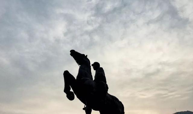 三*长首**征诗词，展现红军气概：毛主席随手写下，便成千古佳作