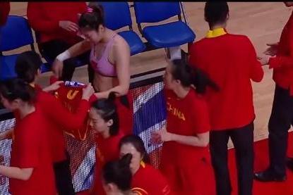 女篮一姐最新视频,女篮换球衣忘我状态