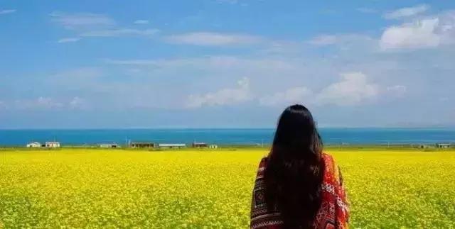 带您探索神秘大西北,一湖倒影一湖诗,半湖金色半湖