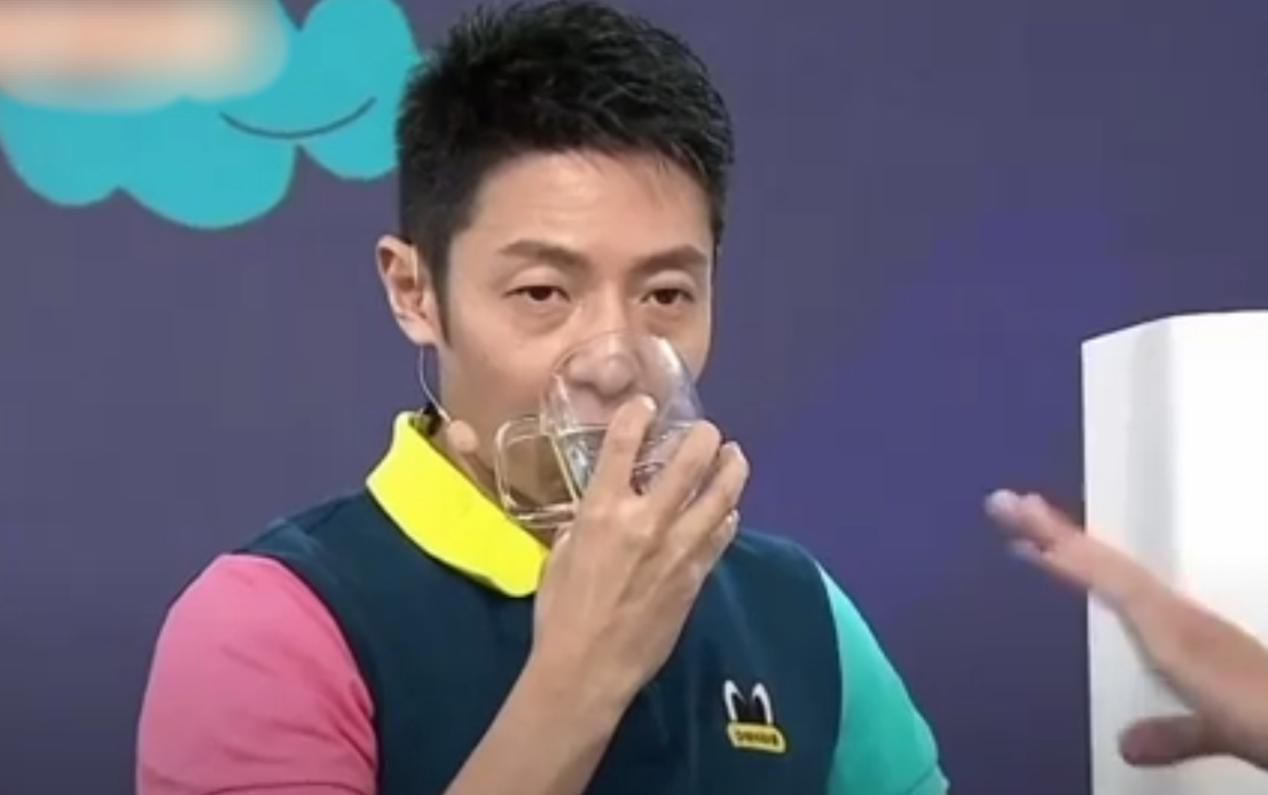 撒贝宁和小尼拍的一个视频,撒贝宁被小尼吐槽吃相难看抢着吃