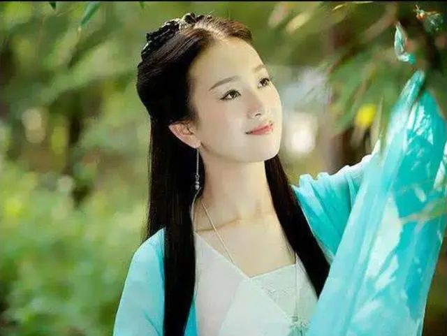 19岁大红却自毁名声,整容、当小三还撕原配太嚣张