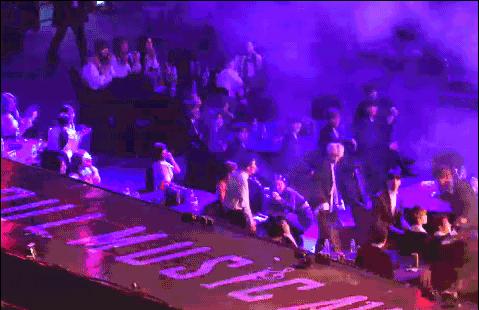 爱豆歌谣大赏,盘点韩国爱豆舞台摔倒瞬间