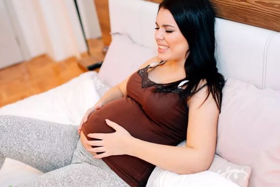 女生肚子痛不是经期但出血,女生肚子痛有没有可能是怀孕了