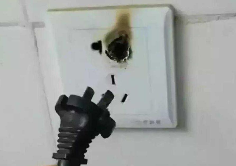 拔插头的时候为什么会有“火花”？