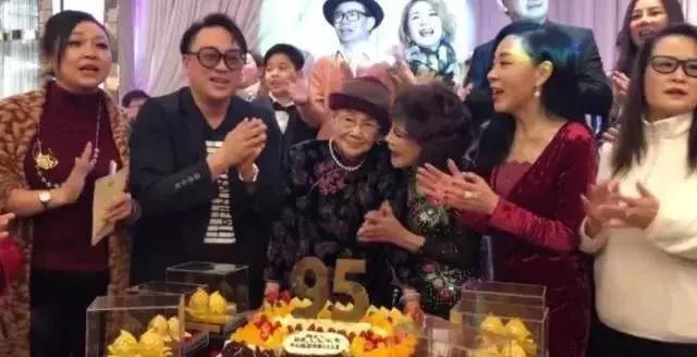 赵文卓梅艳芳扶灵,梅艳芳扶灵赵文卓