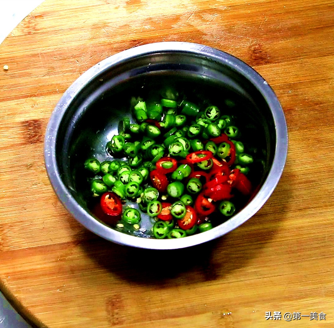 学会这凉拌技巧皮蛋滑嫩不涩,皮蛋如何不用姜拌凉菜