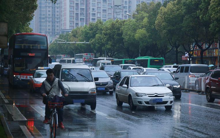 男子摇到250车牌号,小伙摇到888车牌最后直接放弃