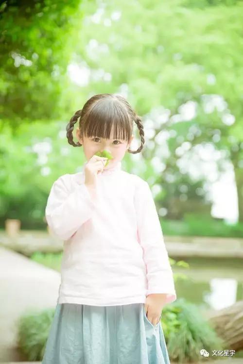 清泉洒蕉叶,儿童捉柳花