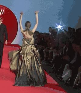 T台模特摔跤*案惨**!隔着屏幕都替她们脚疼