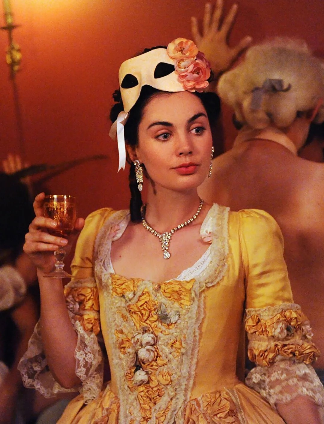 洛可可式美学华丽复古,洛可可服饰新古典的转变