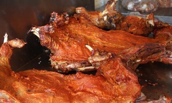 新疆烤全羊深度解析,新疆烤全羊最新消息