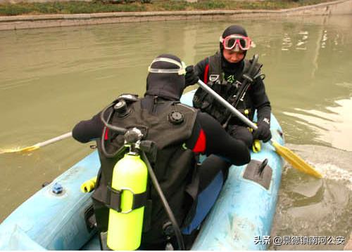 海边警察找到尸体,在水下找到人的尸体