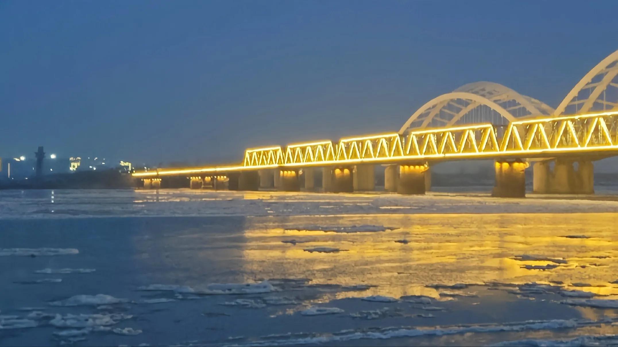 佳木斯松花江跑冰排视频,看哈尔滨松花江冰排最佳位置