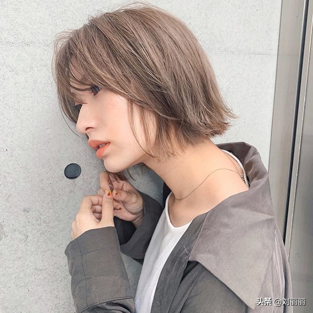 最新短发气质洋气女,女性头发稀疏适合的短发40岁左右