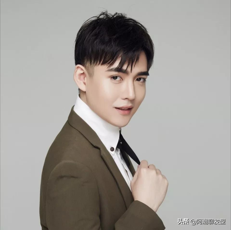 40岁男士两边铲的发型哪种好看,男士发型两边铲短头顶留长打理