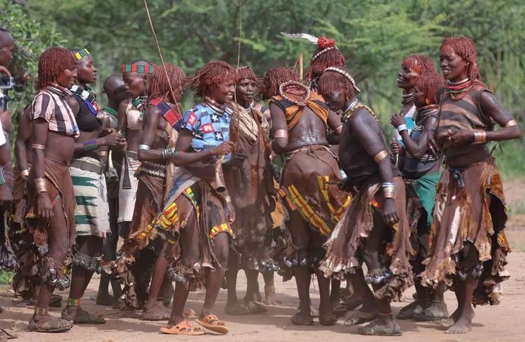 7300年前谜案：姑娘身上18把骨器，会阴处1支骨钉，全身35处伤