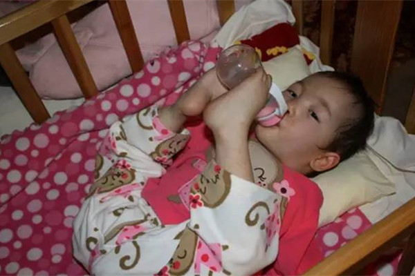 女孩刚出生时被抛弃,女孩出生没有了妈妈又被父亲抛弃