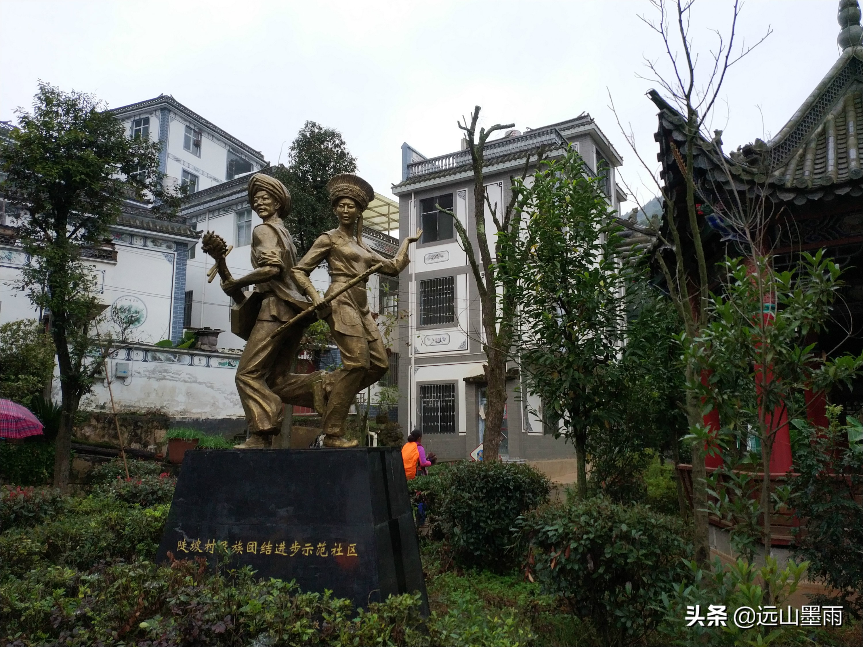 昆明陡坡村的风景非常独特,昆明可以爬山看夕阳的地方