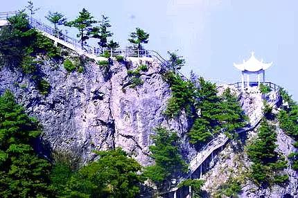 采一片天竺山的云朵别在发梢，带你感受云中漫步的奇妙幻境