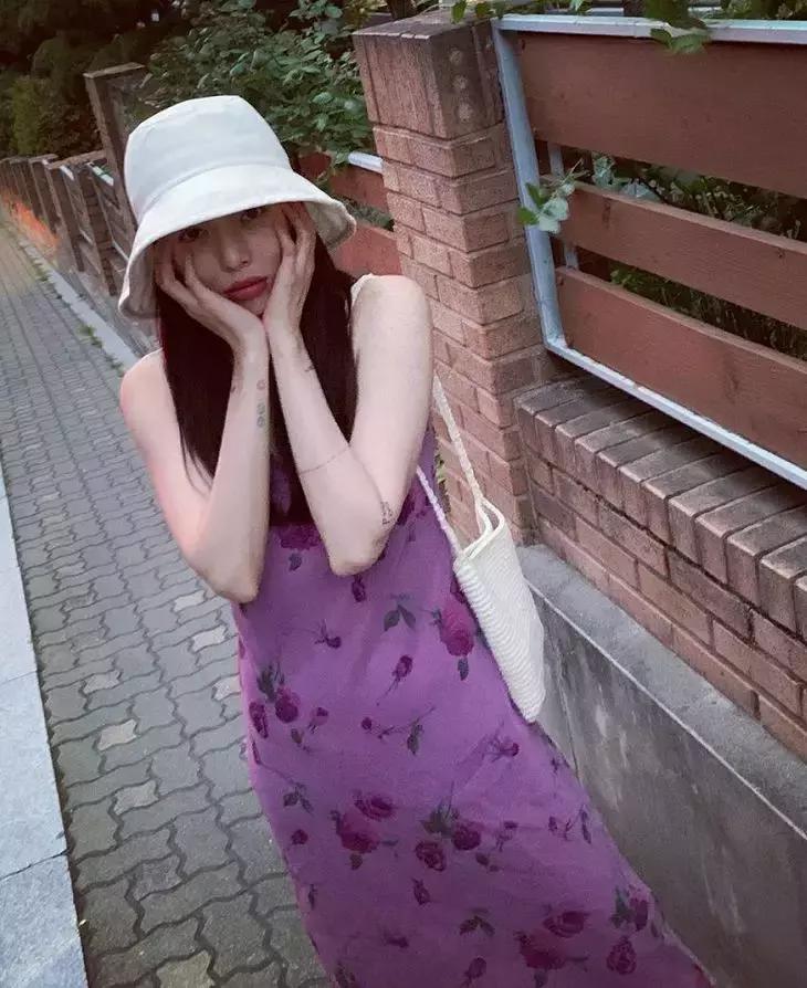 泫雅、迪丽热巴、关晓彤的印花裙，谁的品味更好？