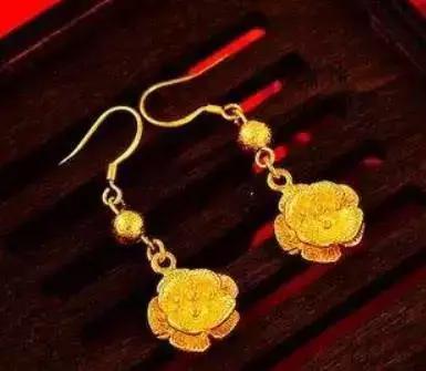 女人再邋遢也别这样戴黄金耳环,女人要戴什么金首饰耳环