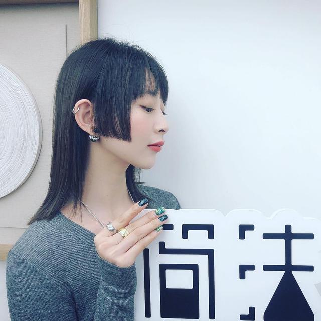 个性短发型女2020流行发型,中长发发型女2020流行发型冬季