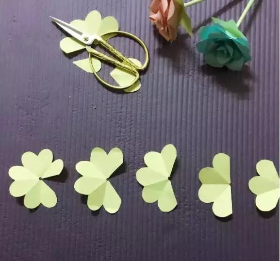 有颜色的玫瑰是怎么做出来的,白玫瑰怎么做七彩玫瑰