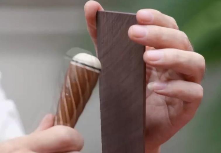 「汉韵二胡」二胡厂家揭秘：传统工艺老红木二胡的纯手工制作工序