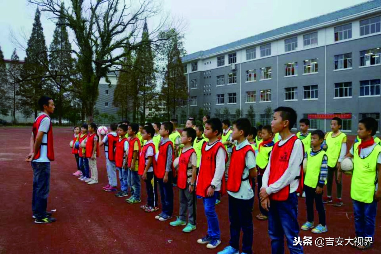 井冈山毛*东泽**红军学校：足球转动梦想绿茵放飞希望