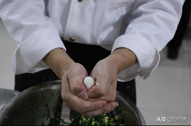 煮饺子的正确方法要放油吗视频,饺子冷水下锅还是热水下锅不破皮