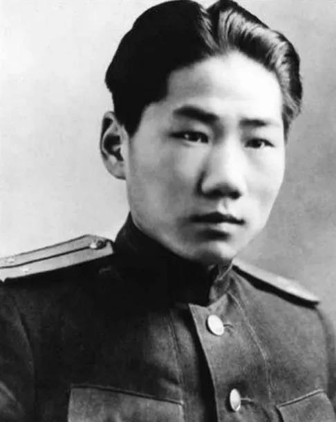 49年毛岸英大婚,酒至半酣时,毛主席摆摆手:你来,我给你个礼物