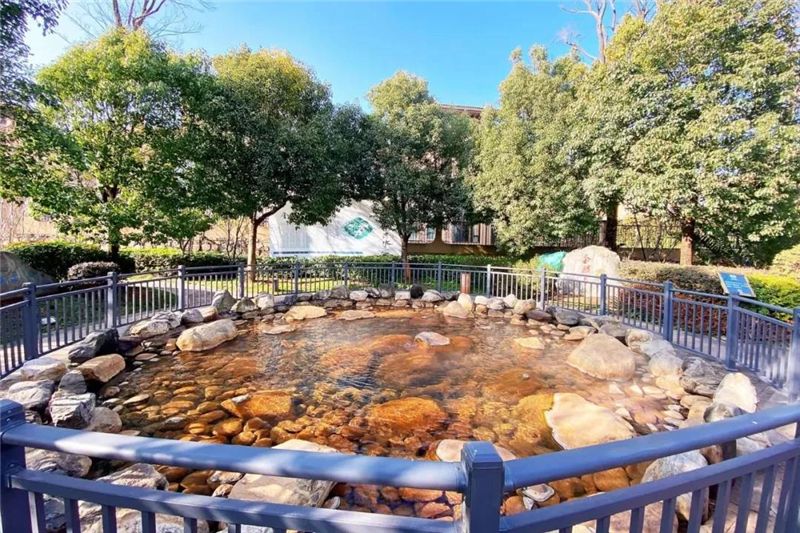 边泡温泉边游泳,边泡温泉边享受